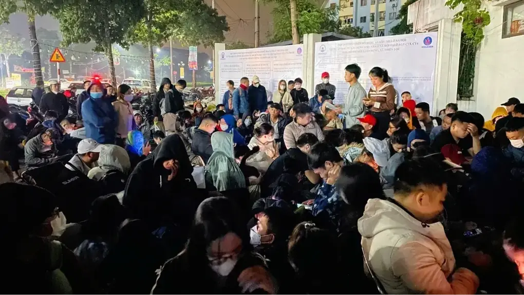 Hàng trăm người thức trắng đêm chờ nộp hồ sơ mua NOXH